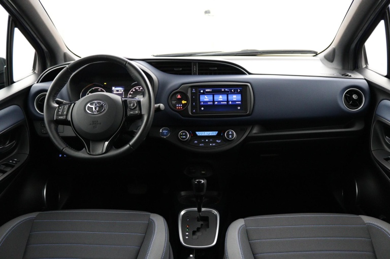 Toyota Yaris - 1.5 Hybrid Bi-Tone 11