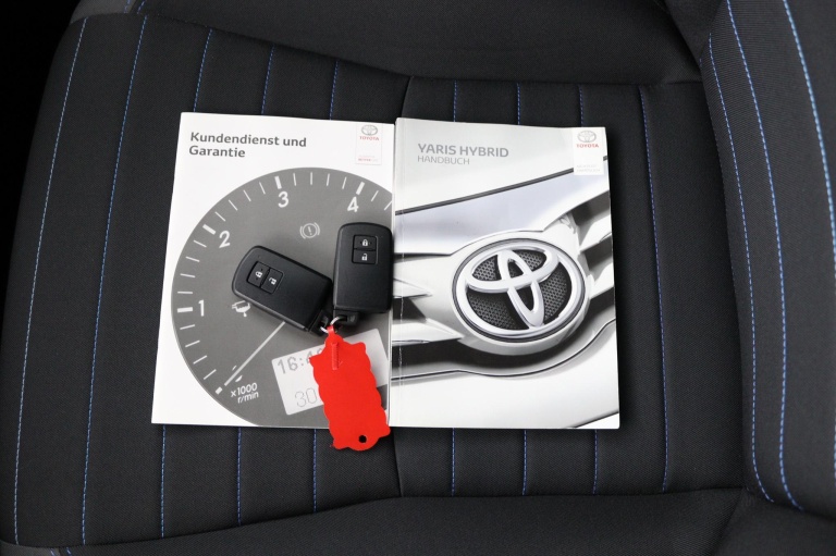 Toyota Yaris - 1.5 Hybrid Bi-Tone 28