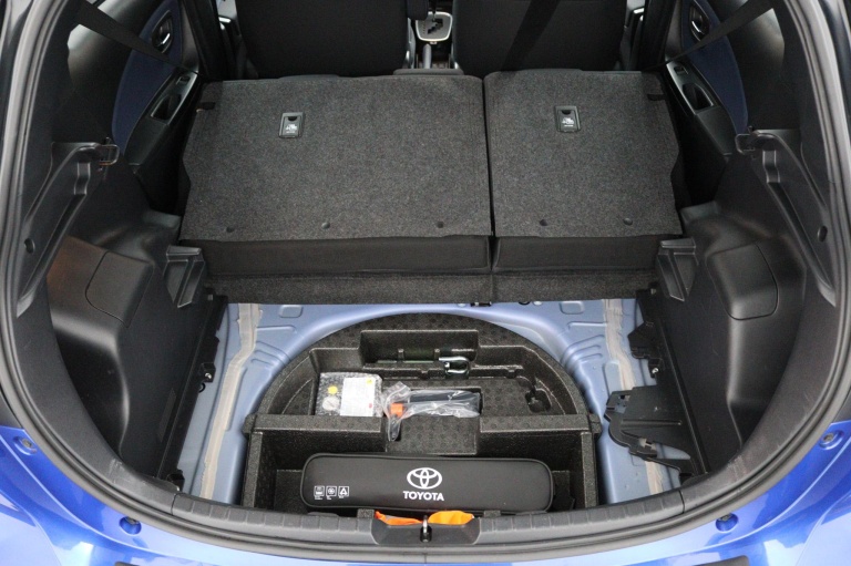 Toyota Yaris - 1.5 Hybrid Bi-Tone 38