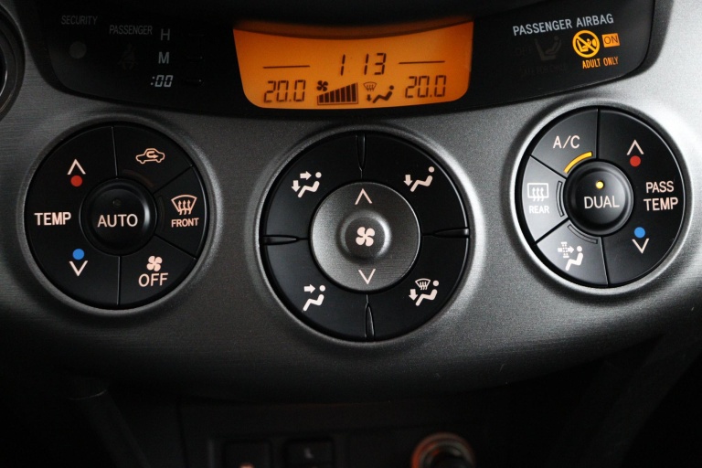 Toyota RAV4 - 2.0 VVTi Executive Business 7