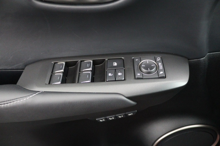 Lexus NX - 300h President Line Limited 28