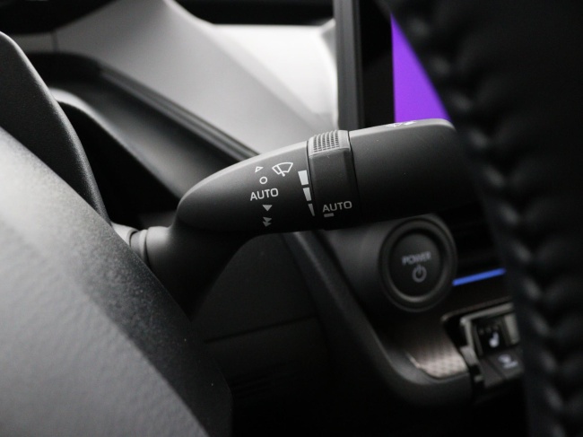 Toyota Prius - 2.0 Plug-in Hybrid 220 Executive Panoramisch dak