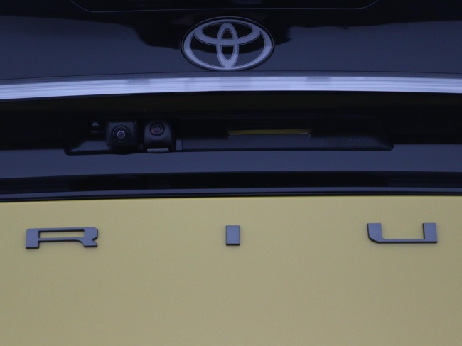 Toyota Prius - 2.0 Plug-in Hybrid 220 Executive Panoramisch dak