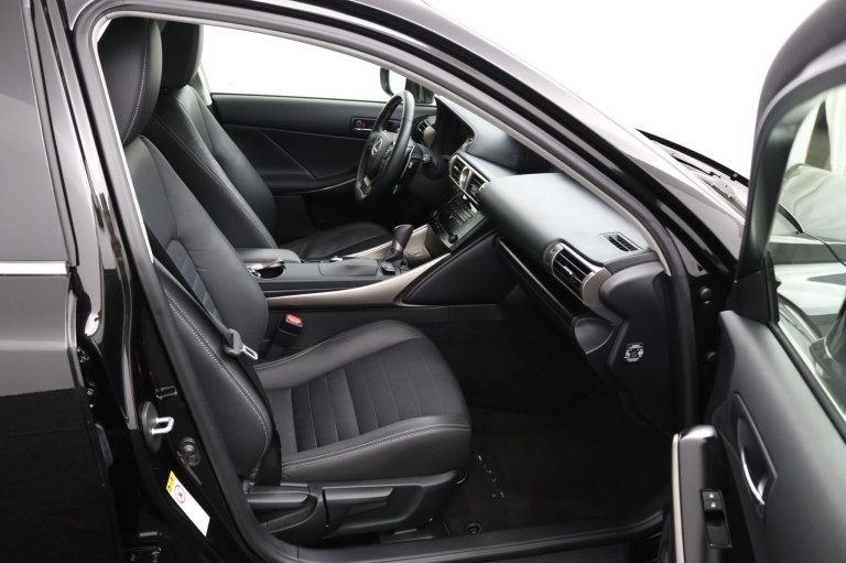 Lexus IS - 300h 25th Edition 22