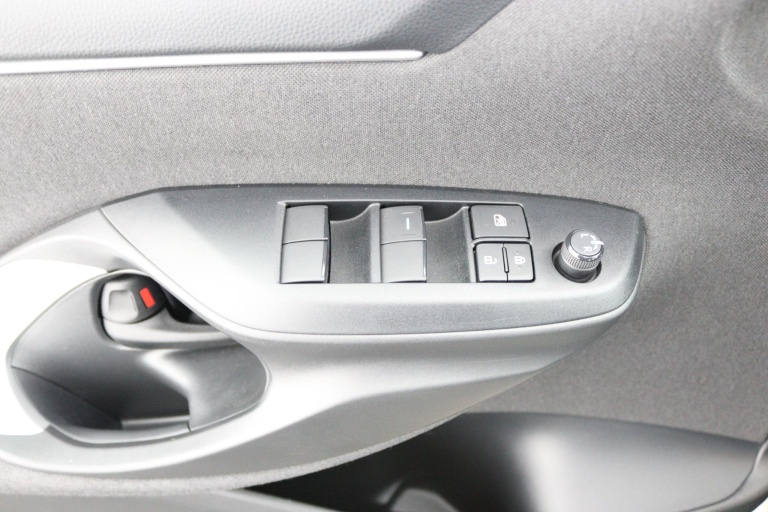 Toyota Yaris - 1.5 VVT-i Business Plus 28