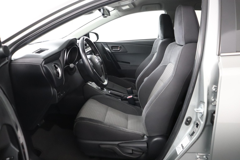 Toyota Auris Touring Sports - 1.8 Hybrid Black Edition 17