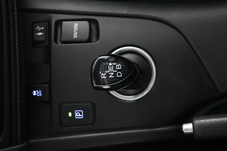 Toyota Auris Touring Sports - 1.8 Hybrid Black Edition 27