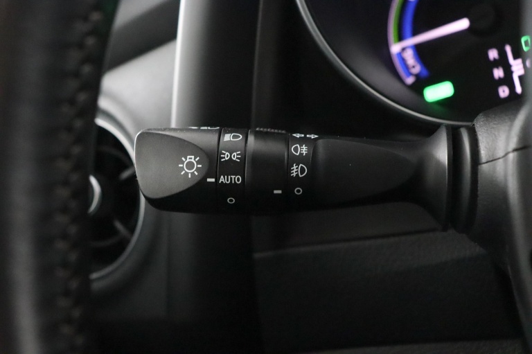 Toyota Auris Touring Sports - 1.8 Hybrid Black Edition 31