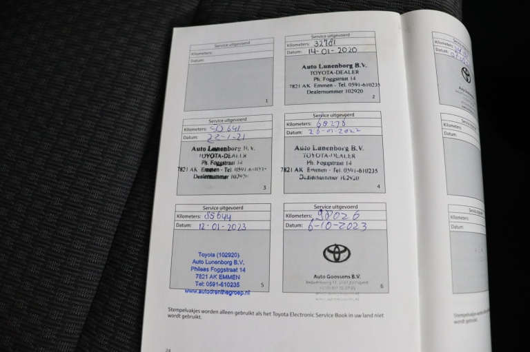 Toyota Auris Touring Sports - 1.8 Hybrid Black Edition 42