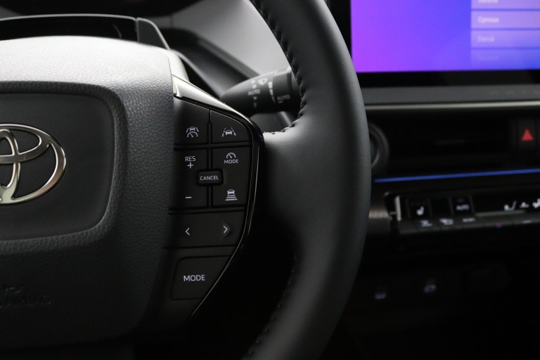 Toyota Prius - 2.0 Plug-in Hybrid 220 Executive Panoramisch dak 19