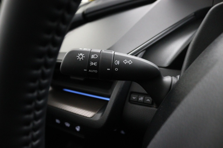 Toyota Prius - 2.0 Plug-in Hybrid 220 Executive Panoramisch dak 28