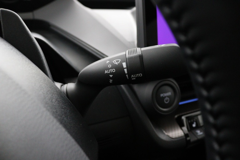 Toyota Prius - 2.0 Plug-in Hybrid 220 Executive Panoramisch dak 29