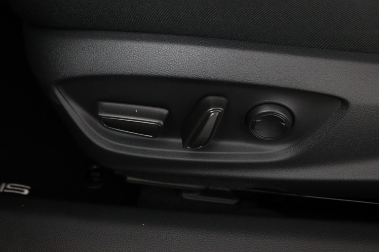 Toyota Prius - 2.0 Plug-in Hybrid 220 Executive Panoramisch dak 37