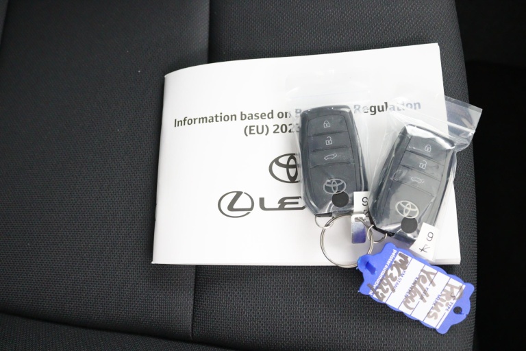 Toyota Prius - 2.0 Plug-in Hybrid 220 Executive Panoramisch dak 44