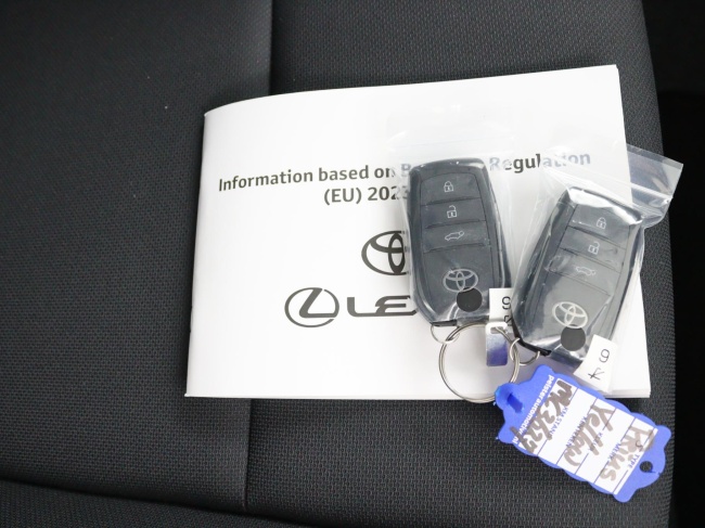 Toyota Prius - 2.0 Plug-in Hybrid 220 Executive Panoramisch dak