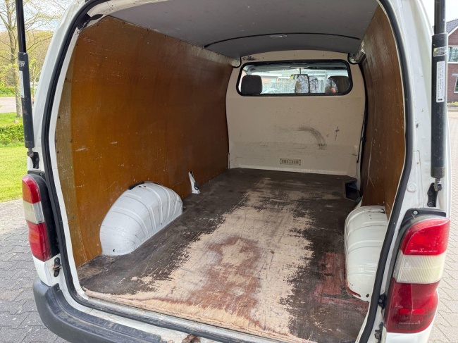 Toyota HiAce - 2.5 D-4D LWB Comfort