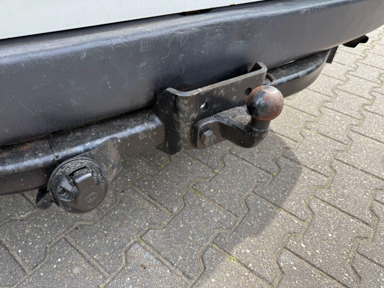 Toyota HiAce - 2.5 D-4D LWB Comfort 11