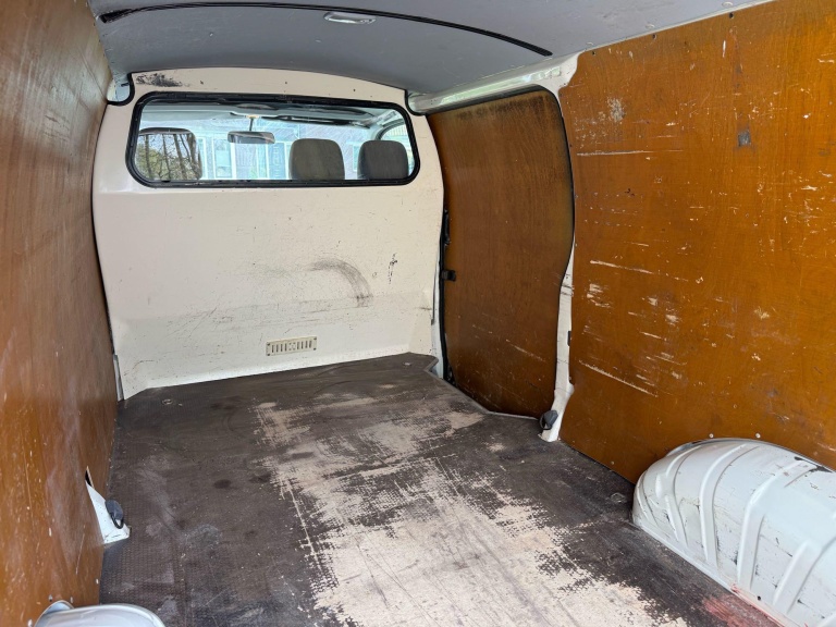 Toyota HiAce - 2.5 D-4D LWB Comfort 12