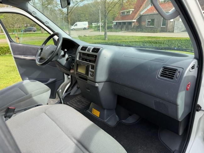 Toyota HiAce - 2.5 D-4D LWB Comfort