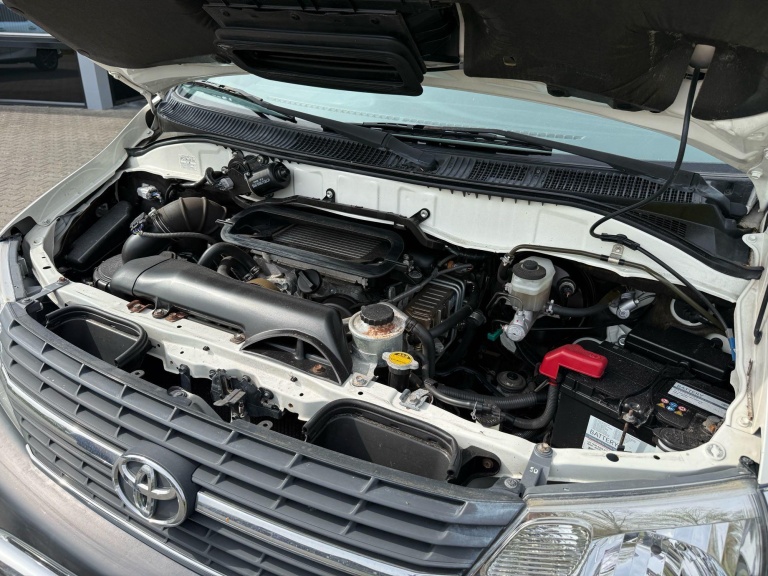 Toyota HiAce - 2.5 D-4D LWB Comfort 15