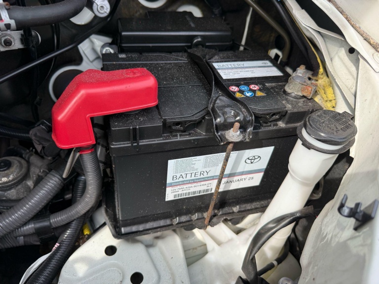 Toyota HiAce - 2.5 D-4D LWB Comfort 16