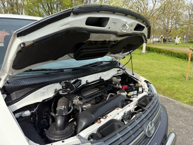 Toyota HiAce - 2.5 D-4D LWB Comfort