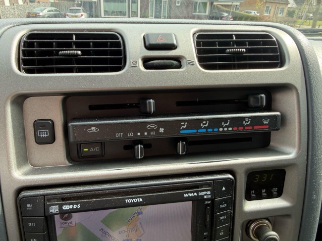 Toyota HiAce - 2.5 D-4D LWB Comfort