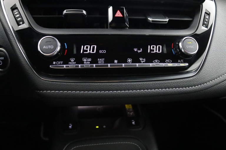 Toyota Corolla - 1.8 Hybrid First Edition 16