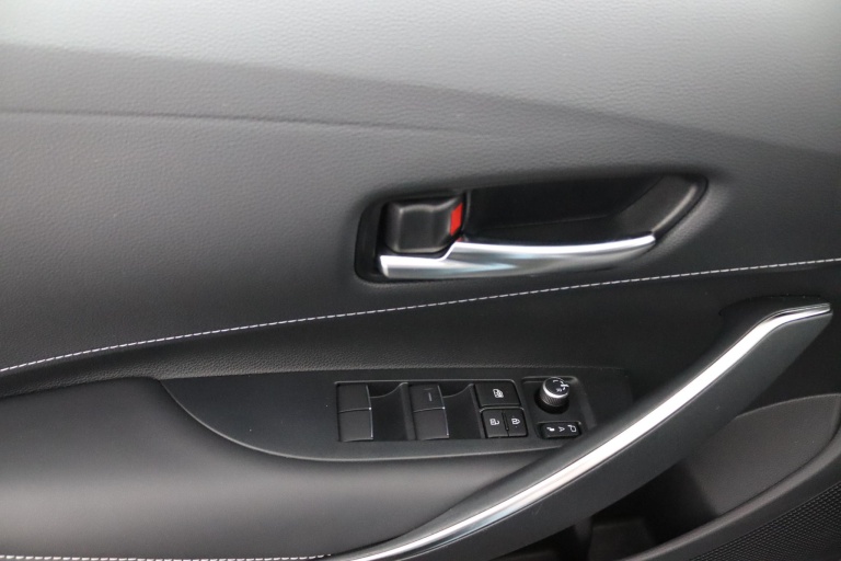 Toyota Corolla - 1.8 Hybrid First Edition 31