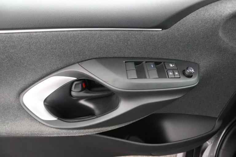 Toyota Yaris - 1.5 Hybrid Dynamic Limited 29