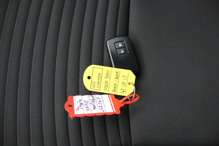 Toyota Yaris - 1.5 Hybrid Bi-Tone 11