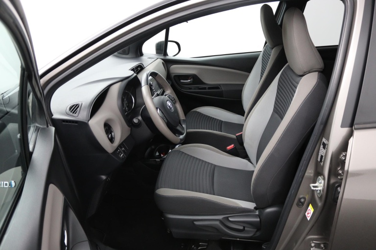 Toyota Yaris - 1.5 Hybrid Bi-Tone 17