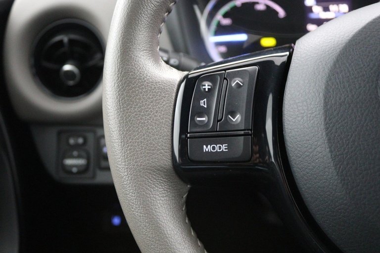 Toyota Yaris - 1.5 Hybrid Bi-Tone 19