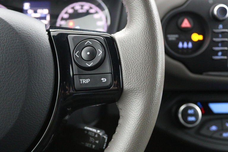 Toyota Yaris - 1.5 Hybrid Bi-Tone 21