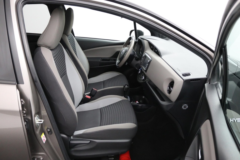 Toyota Yaris - 1.5 Hybrid Bi-Tone 22