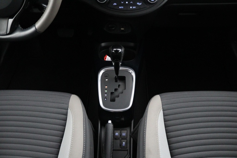 Toyota Yaris - 1.5 Hybrid Bi-Tone 26