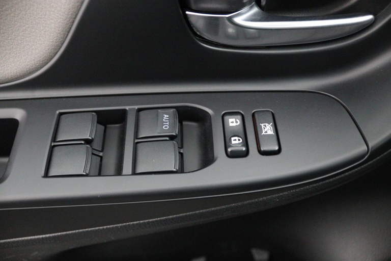 Toyota Yaris - 1.5 Hybrid Bi-Tone 28