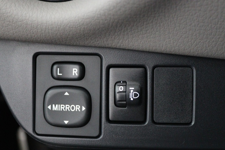 Toyota Yaris - 1.5 Hybrid Bi-Tone 38