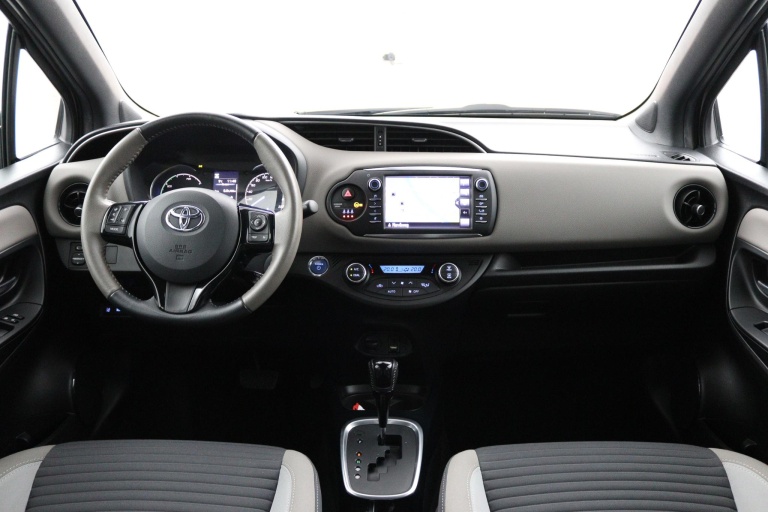Toyota Yaris - 1.5 Hybrid Bi-Tone 4