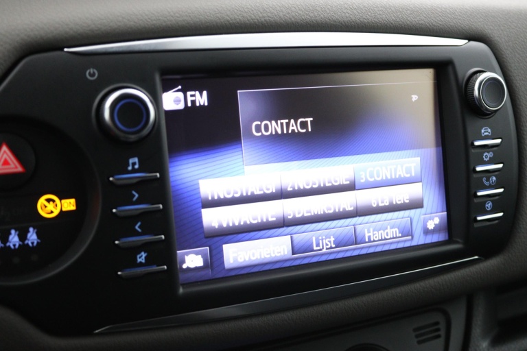 Toyota Yaris - 1.5 Hybrid Bi-Tone 8