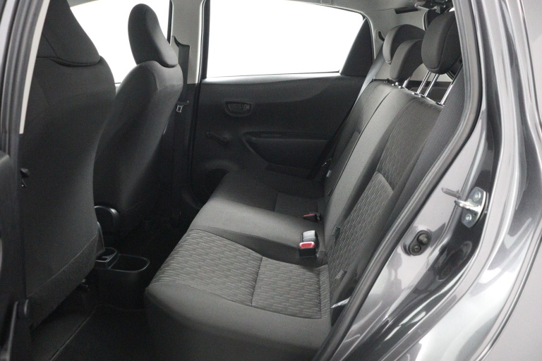 Toyota Yaris - 1.3 VVT-i Now 17