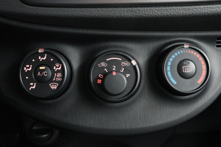 Toyota Yaris - 1.3 VVT-i Now 7