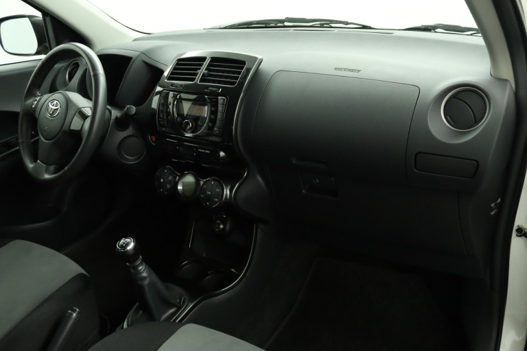 Toyota Urban Cruiser - 1.3 VVT-i Dynamic Pearl 39