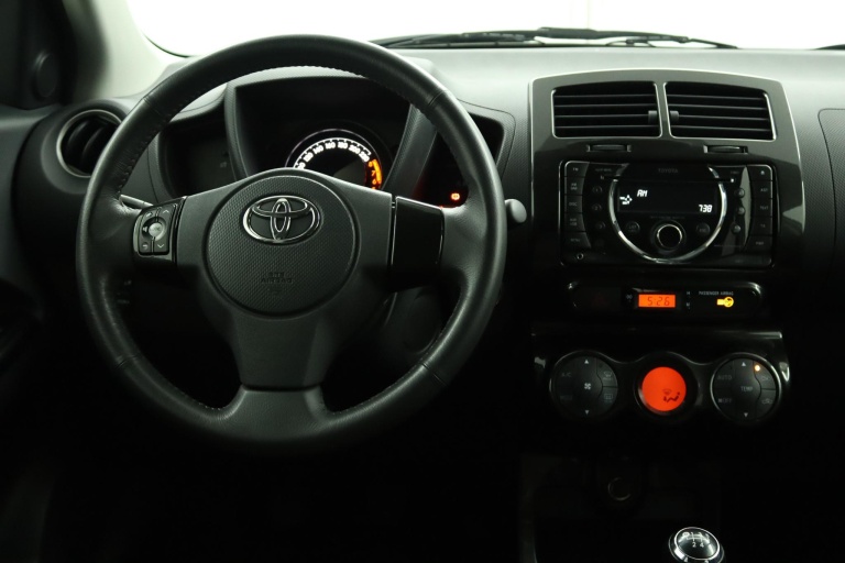Toyota Urban Cruiser - 1.3 VVT-i Dynamic Pearl 55