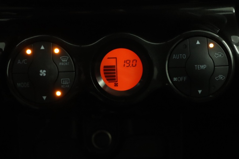 Toyota Urban Cruiser - 1.3 VVT-i Dynamic Pearl 8