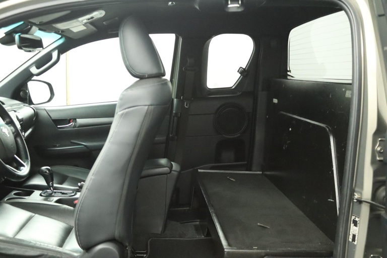Toyota HiLux - 2.8 D-4D Xtra Cab Invincible 18
