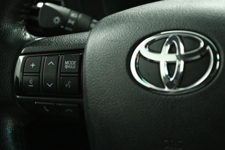 Toyota HiLux - 2.8 D-4D Xtra Cab Invincible 19