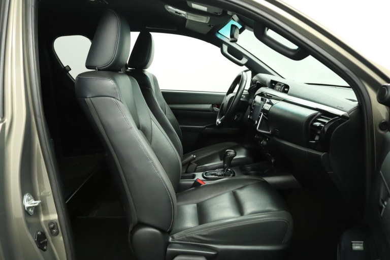 Toyota HiLux - 2.8 D-4D Xtra Cab Invincible 22