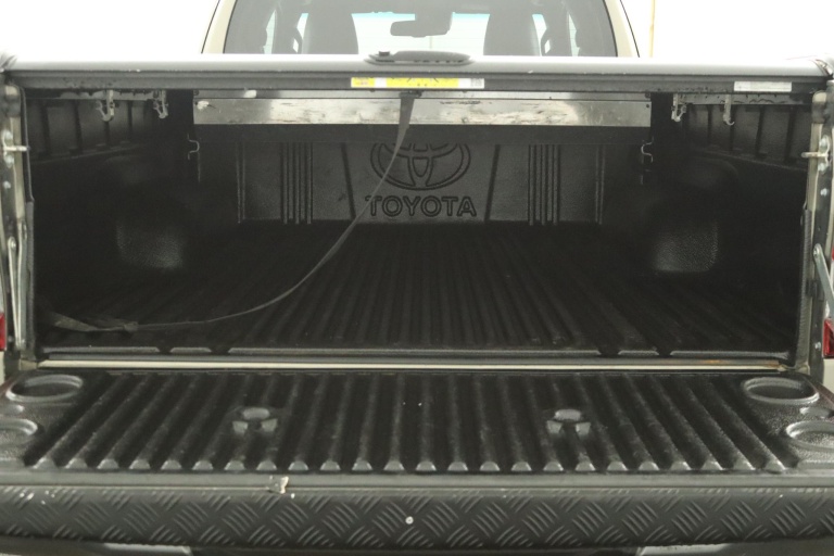 Toyota HiLux - 2.8 D-4D Xtra Cab Invincible 23