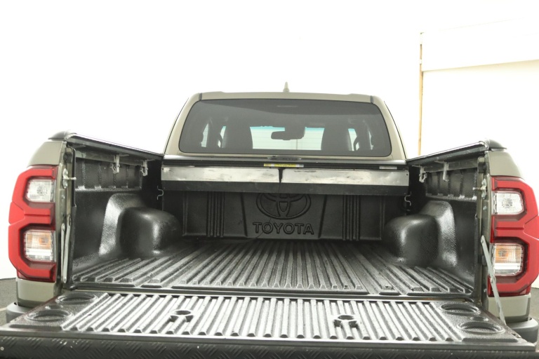 Toyota HiLux - 2.8 D-4D Xtra Cab Invincible 24